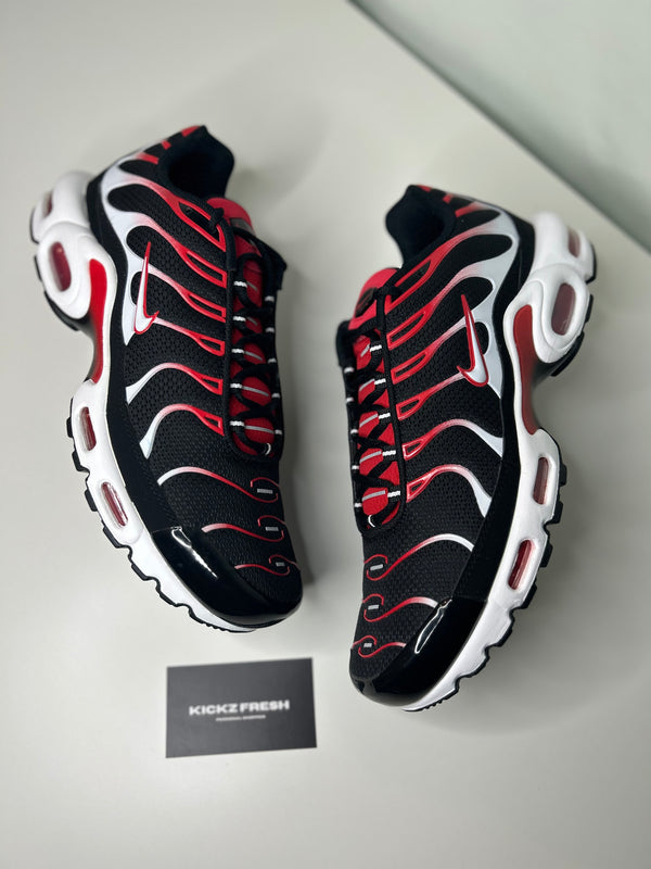 NIKE AIR MAX PLUS TN BLACK UNIVERSITY RED